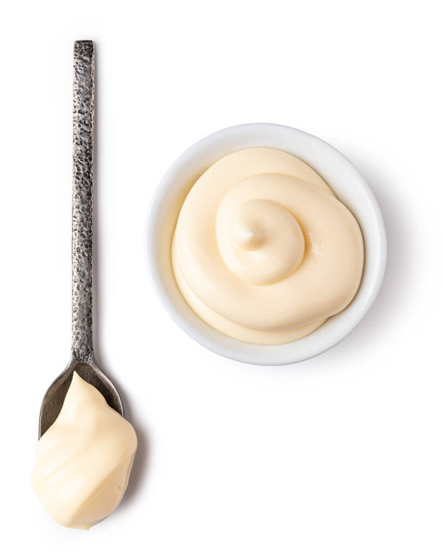 Bol et cuillère à mayonnaise isolés sur fond blanc
 - Photo, image