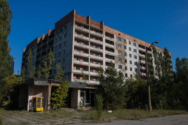 Spacer po Czarnobylu po 30 latach, katastrofa była wypadkiem energetycznym, który miał miejsce 26 kwietnia 1986 na No. 4 reaktor jądrowy w elektrowni jądrowej w Czarnobylu, niedaleko miasta Prypeć. - Zdjęcie, obraz