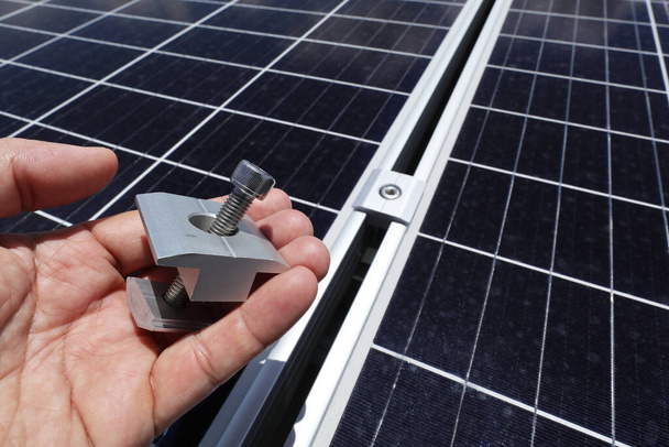 Ruční držení prostřední kleště solárního fotovoltaického panelu s Jak používat na pozadí - Fotografie, Obrázek