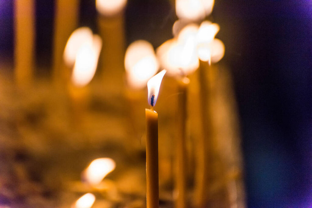 Brandende kaarsen in de Stephansdom, de moederkerk van het rooms-katholieke aartsbisdom Wenen en de zetel van de aartsbisschop van Wenen, Oostenrijk - Foto, afbeelding