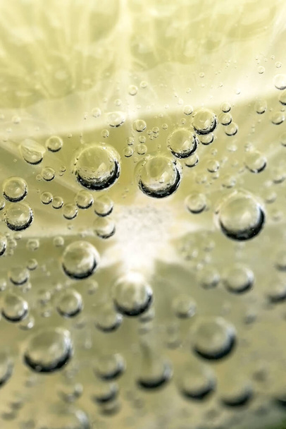 ソーダ水のガラスの石灰のスライスクローズアップマクロ写真製品の背景 - 写真・画像
