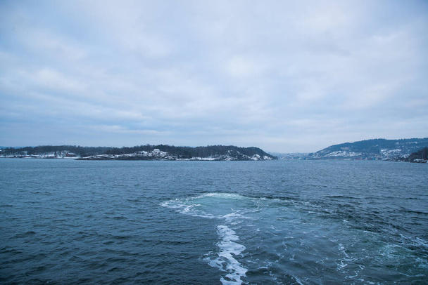Az Oslo Norvégia körüli szigetek közötti hajóút télen, kilátással a tengerre és a Fjordra - Fotó, kép