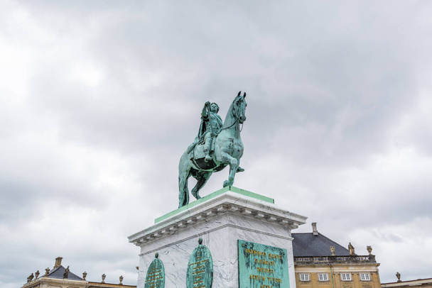 Una monumentale statua equestre del fondatore di Amalienborg, Re Federico V. nell'Amalienborg, la casa della famiglia reale danese, si trova a Copenaghen, Danimarca.
. - Foto, immagini