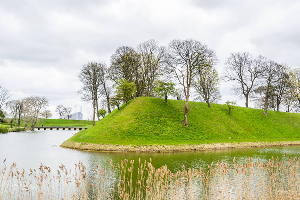 Kopenhag 'daki Kale, normalde Kastellet olarak da bilinir, 17. yüzyılda limanın girişini korumak için inşa edilmiş iyi korunmuş, yıldız şeklinde bir kaledir.. - Fotoğraf, Görsel