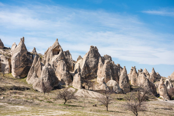 Forme karstique spectaculaire avec des pierres calcaires dans la Goreme de Nevsehir, Cappadoce, Turquie. - Photo, image