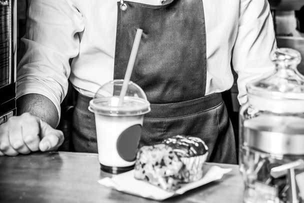 Barista dělá kávu v kavárně pozadí - Fotografie, Obrázek