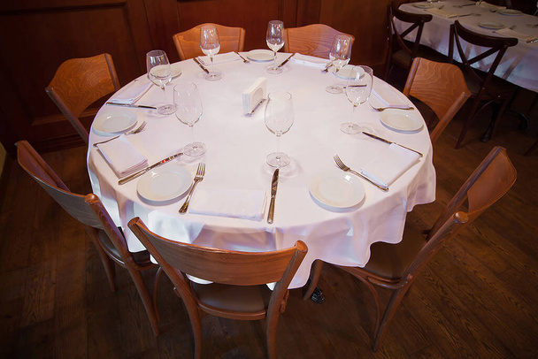 Σερβίρεται τραπέζι για 7 άτομα στο εσωτερικό - Φωτογραφία, εικόνα