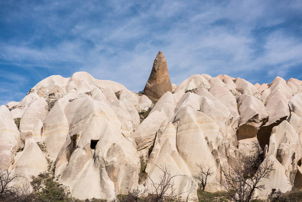 Θεαματική καρστική μορφή με ασβεστόλιθους στο Goreme του Nevsehir, Καππαδοκία, Τουρκία. - Φωτογραφία, εικόνα