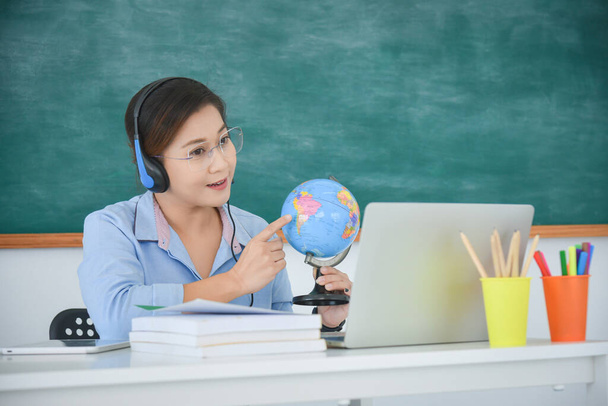 Ázsiai tanárok kénytelenek tanítani iskolás gyermekek online koronavírus covid-19 lezárása alatt.Távolsági tanítás, online iskolai koncepció. - Fotó, kép
