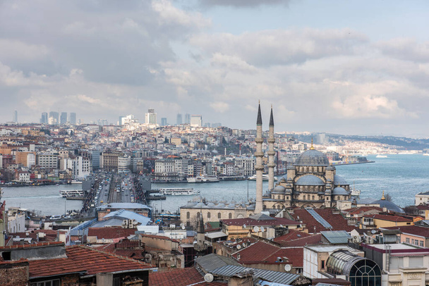 ISTANBUL, TURKEY - 22 февраля 2016 года: Панорамный вид Стамбула. Галатская башня, Галатский мост, мечеть и Босфор. Стамбул, Турция
. - Фото, изображение