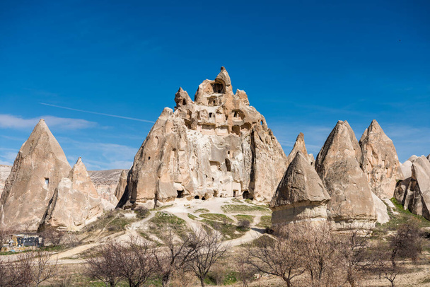 Spektakularny krasowy Landform z wapiennymi kamieniami w Goreme Nevsehir, Kapadocja, Turcja. - Zdjęcie, obraz