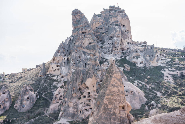 Hrad Uchisar, nejvyšší vrchol v regionu a nejvýznamnější půdní útvar v Goreme, Kappadocia, Turecko. - Fotografie, Obrázek