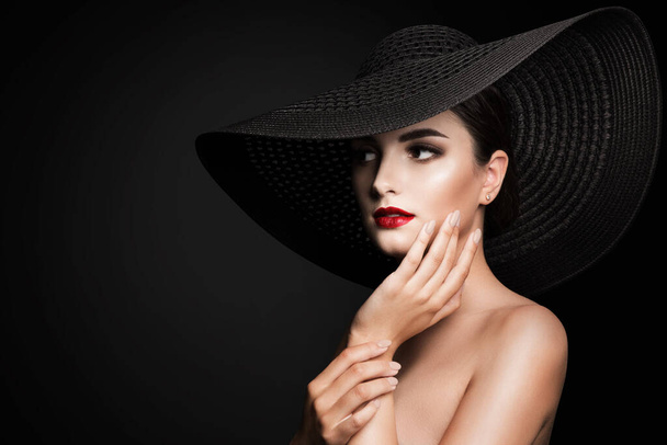 Woman in Broad Brim Hat, Fashion Model Beauty Portrait, Elegant Lady in Wide Brimmed Hat - Foto, Bild