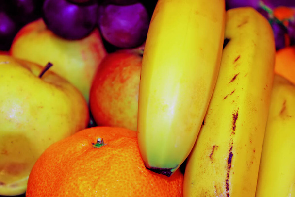 Μήλα, μανταρίνια, σταφύλια και μπανάνα. Ιστορικό διαφόρων φρούτων - Φωτογραφία, εικόνα
