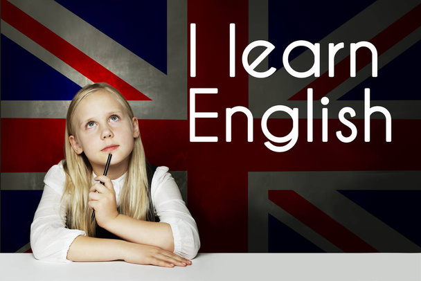 Feliz niño inteligente pensando en el fondo de la bandera del Reino Unido. Aprender concepto de inglés
 - Foto, imagen