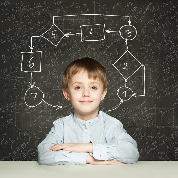 ビジネスプロセスの概念、問題について考える子供の男の子のビジネスマン - 写真・画像