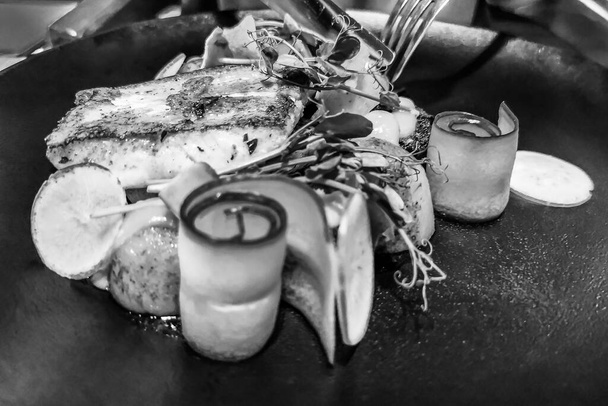 Grillezett csuka sügér zöldség élelmiszer háttér - Fotó, kép