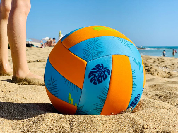 farbenfroher heller Beachball am Sandstrand - Foto, Bild