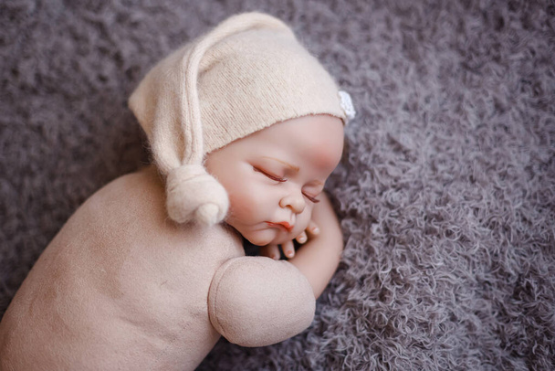 Newborn baby mannequin close up for practicing in newborn photography - Foto, imagen