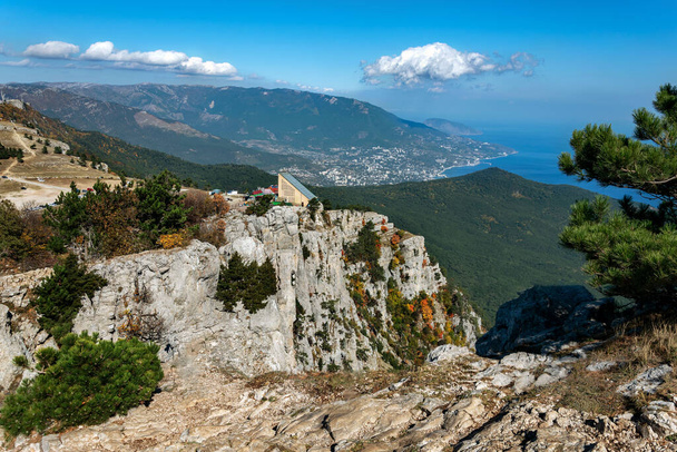 Magnificent views of the highest mountain in the Crimea AI-Petri with a suspended cable bridge. The best walking route for active tourist recreation and tourism. An excellent overview from the height of bird flight. - Foto, imagen