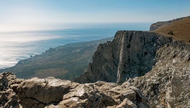 Magnificent views of the highest mountain in the Crimea AI-Petri with a suspended cable bridge. The best walking route for active tourist recreation and tourism. An excellent overview from the height of bird flight. - Foto, imagen