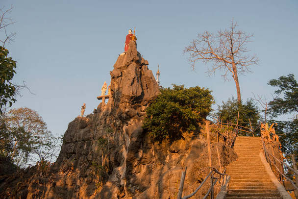 egy mianmari szerzetes temploma egy thaiföldi szikla tetején, és egy mianmari szentély a Phra That Doi Din Chi közelében, Tahiland tartományban, Tak tartományban, Mae Sot város közelében. Thaiföld, Mae Sot, 2019. november  - Fotó, kép