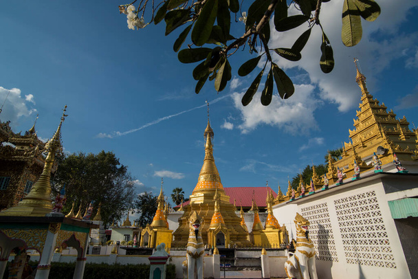 Wat Thai Wattanaram a Tahiland tartományban, Tak tartományban, Mae Sot város közelében. Thaiföld, Mae Sot, 2019. november  - Fotó, kép