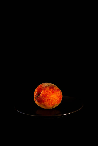 Свежий сезонный персик на черном фоне
 - Фото, изображение