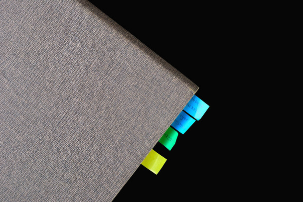 Visão superior do notebook cinza isolado no fundo preto para design de mockup
.                               - Foto, Imagem
