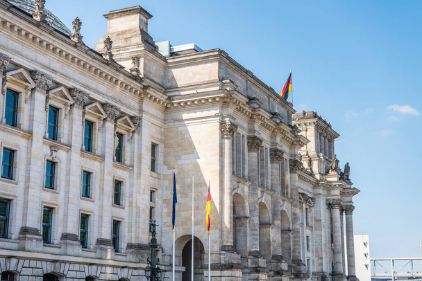 A Reichstag épülete, egy történelmi épület Berlinben, Németországban, a Német Birodalom császári étrendjének otthona.. - Fotó, kép