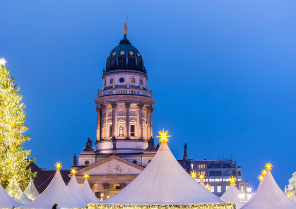Nachtansicht des Französischen Doms und des Weihnachtsmarktes auf dem Gendarmenmarkt Berlin, Deutschland, die für französische Hugenotten errichtete Kirche - Foto, Bild