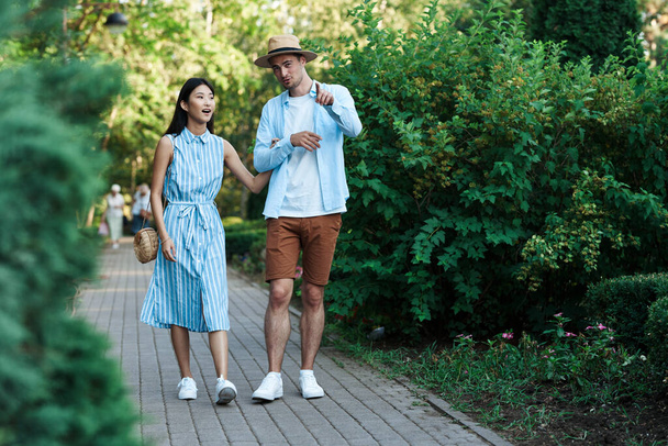 Young beautiful couple  walking  in summer park. - Fotoğraf, Görsel