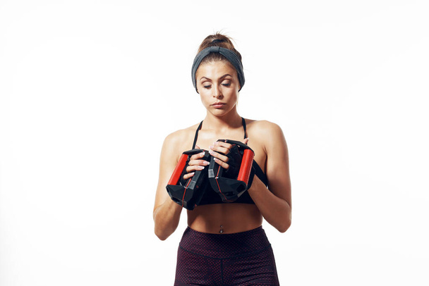 Stüdyo çekimi. Genç formda kadın boksör egzersiz yapıyor, izole edilmiş bir geçmişi var. - Fotoğraf, Görsel