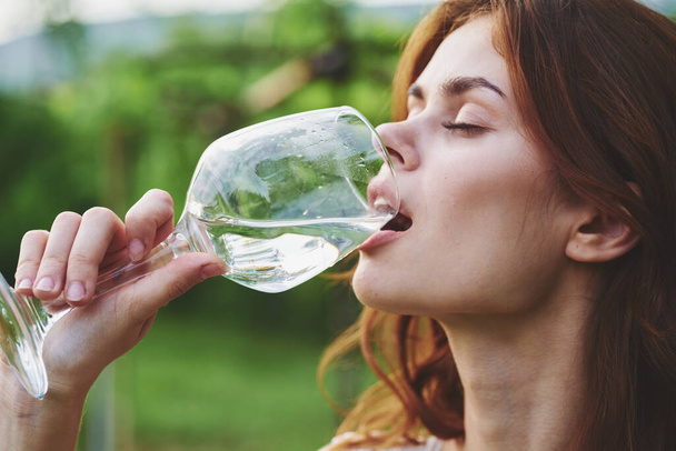 Молодая красивая женщина пьет вино
  - Фото, изображение