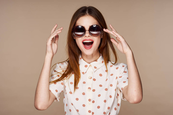 молода красива жінка в сонцезахисних окулярах позує в студії
  - Фото, зображення