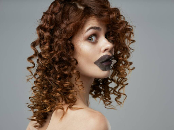Молода жінка з гідрогелевою плямою на губах
 - Фото, зображення