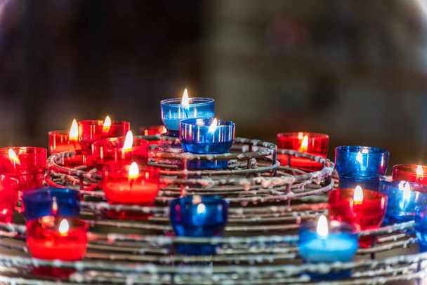 Зажигание свечей в Соборе Парижской Богоматери перед большим пожаром, средневековый католический собор на острове Иль-де-ла-Сите в 4-м округе Парижа
 - Фото, изображение