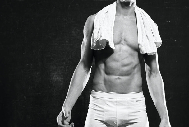 Студийный снимок культурист, голый спортсмен с полотенцем - Фото, изображение
