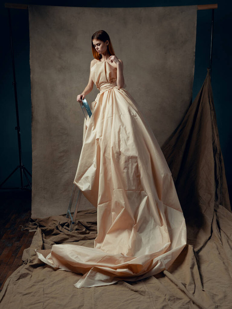 Jeune belle femme en robe posant en studio - Photo, image