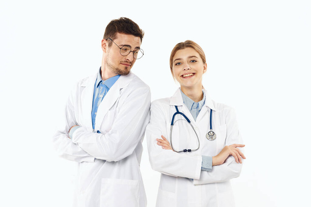 Junge Ärzte posieren im Studio, isolierter Hintergrund.  - Foto, Bild