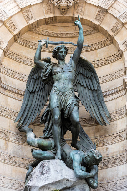 Fontaine Saint-Michel, dell'architetto Gabriel Davioud, una fontana monumentale situata in Place Saint-Michel nel VI arrondissement di Parigi, Francia
. - Foto, immagini