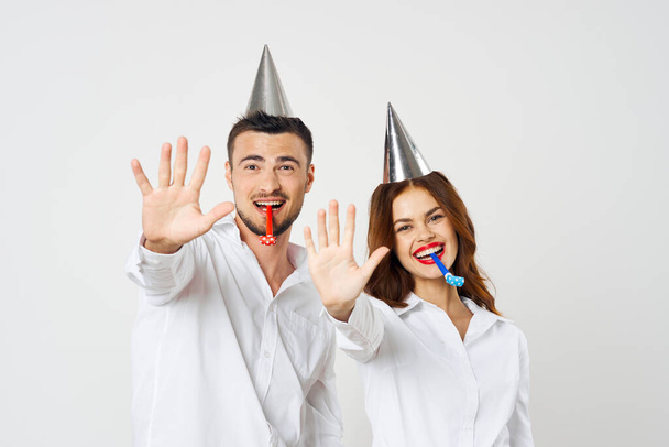 retrato de jovem casal bonito comemorando novo ano em chapéus de festa - Foto, Imagem