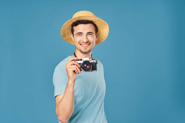 jonge knappe man toerist met camera in studio - Foto, afbeelding