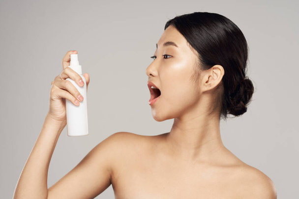 Studio shot. Portrait of young asian woman with beauty product - Foto, immagini