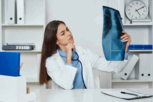    radiologa giovane donna con radiografia in ospedale  - Foto, immagini