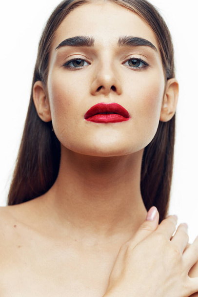 Retrato de una joven hermosa mujer con lápiz labial rojo en los labios. Belleza, fotografía de moda
  - Foto, Imagen