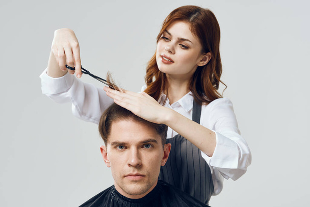 jeune femme coiffeur faire coupe de cheveux dans le salon           - Photo, image