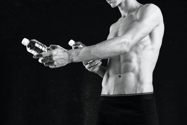Estúdio tiro. macho fisiculturista, atleta com água - Foto, Imagem