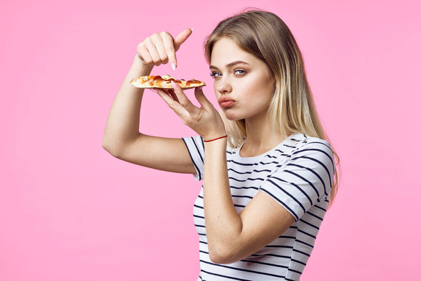  piękna kobieta pokazując pizzę na odosobnionym tle  - Zdjęcie, obraz