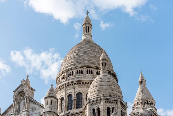 La basilique du Sacré-Cœur de Paris, au sommet de la butte Montmartre, le point culminant de Paris, France - Photo, image